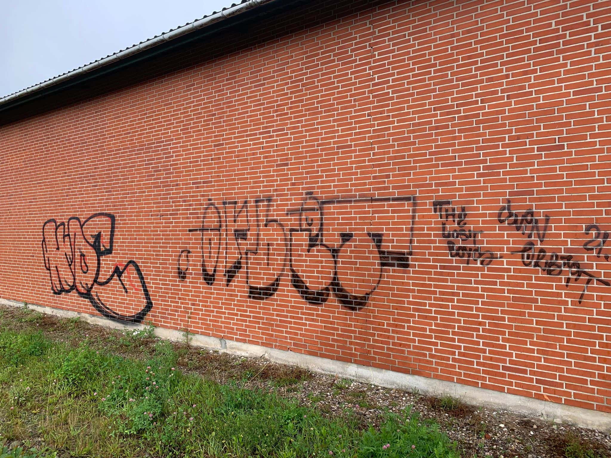 Graffiti på mur før professionel graffitirens